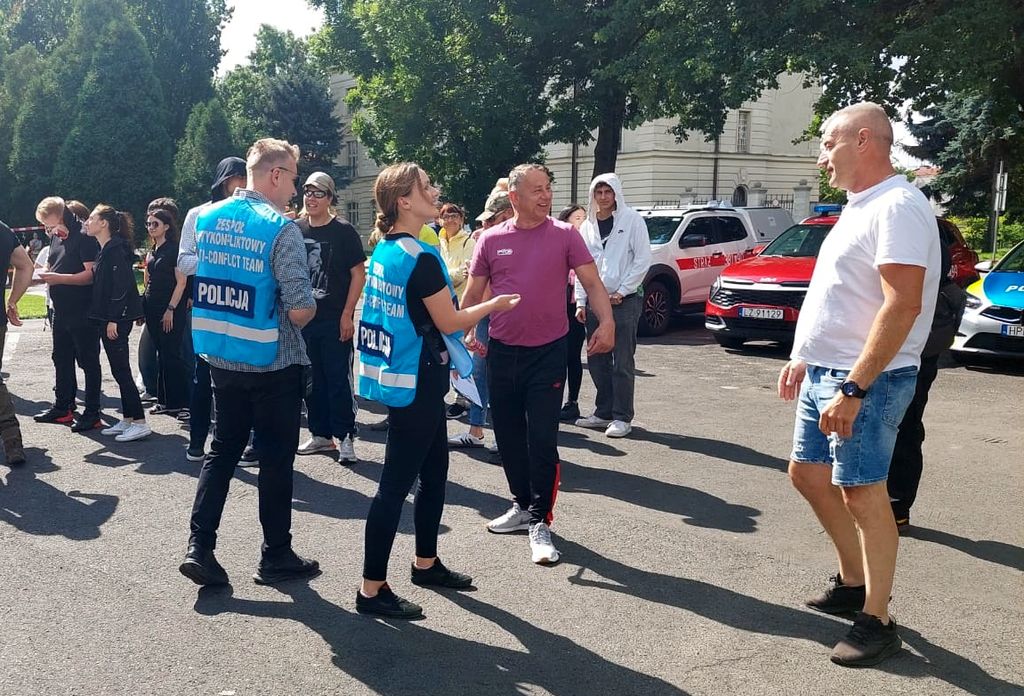 policjanci rozmawiają z protestującymi 