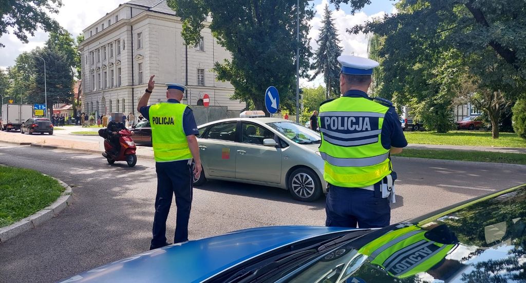 policjant ruchu drogowego kieruje ręcznie ruchem 