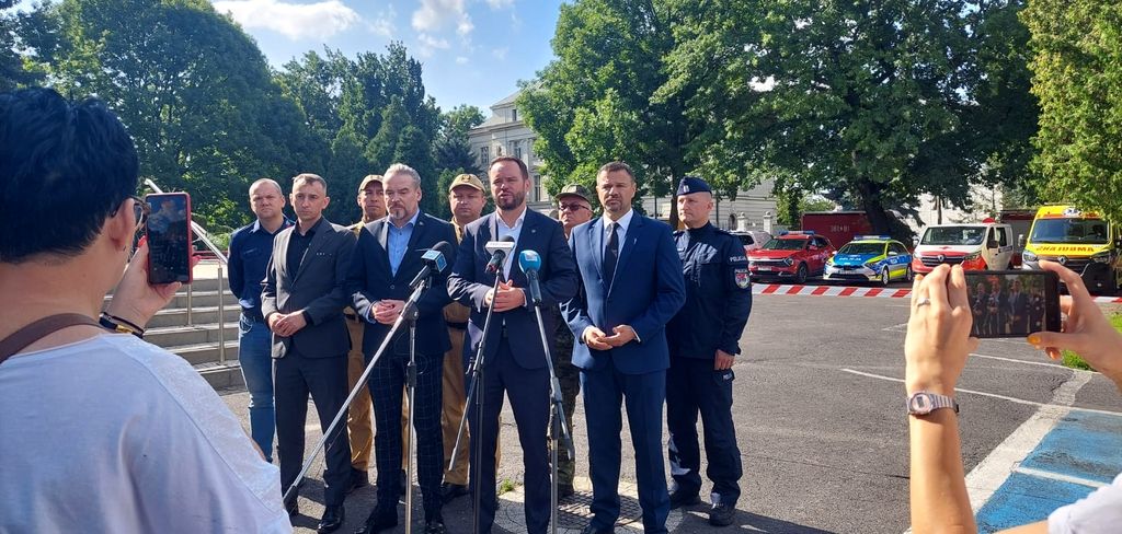 przedstawiciele służb biorących udział w ćwiczeniach w czasie rozmowy z dziennikarzami 