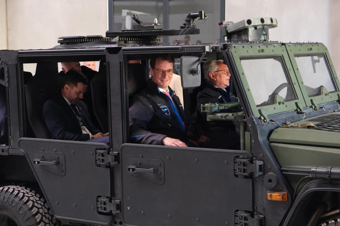 Hendrik Wüst und Armin Papperger im Militärjeep.