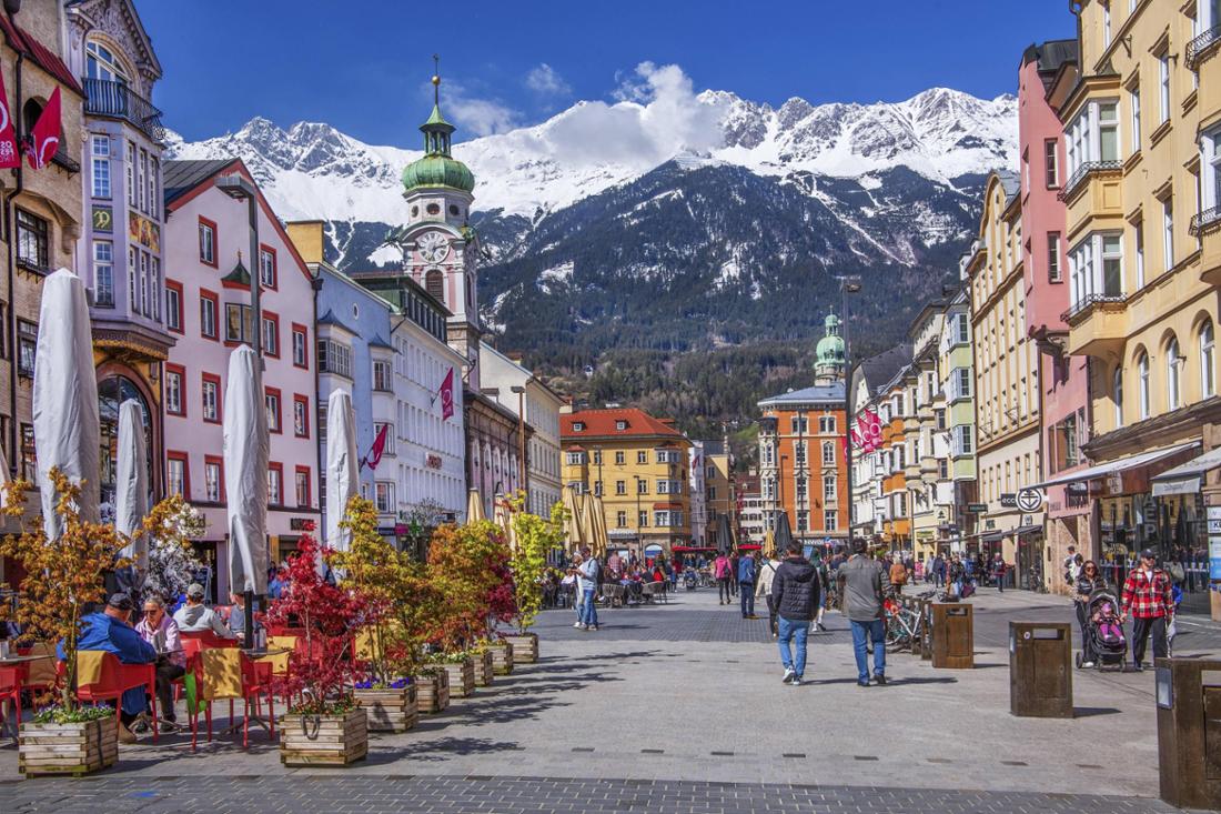 Straßencafé auf der Fussgängerzone Maria-Theresien-Strasse vor der Nordkette vom Karwendelgebirge in Innsbruck