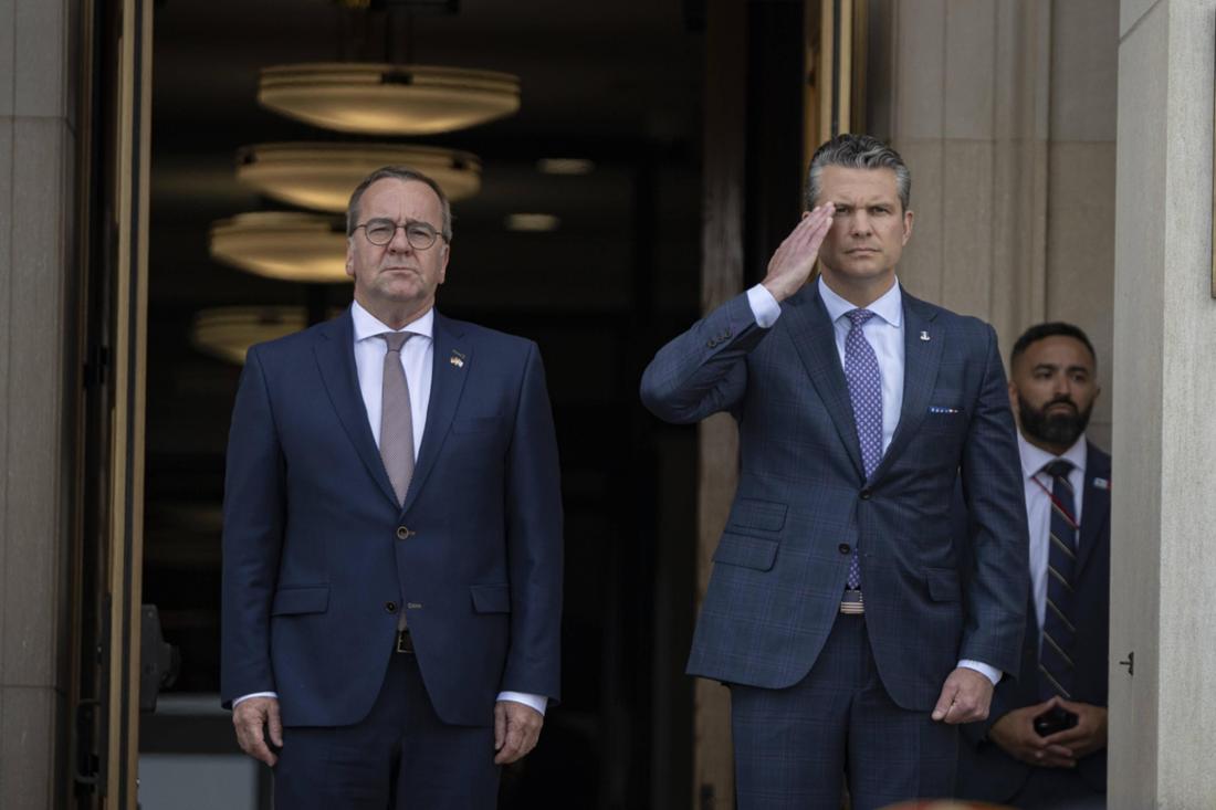 Bundesverteidigungsminister Boris Pistorius (SPD, li.) und sein US-Amtskollege Pete Hegseth am 14. Juli 2025 in Washington.