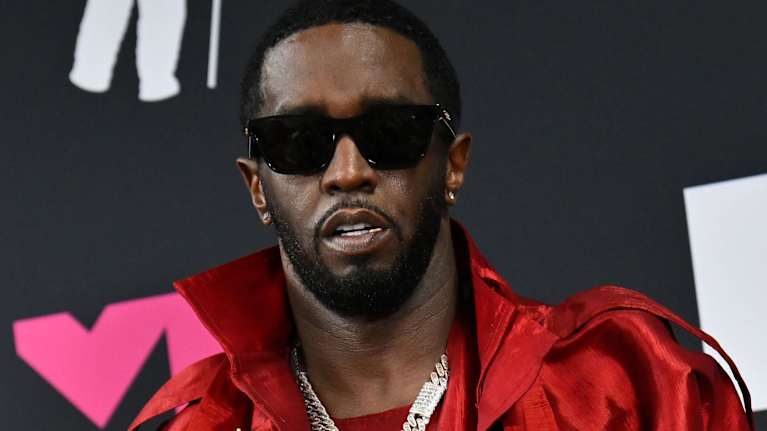 Sean "Diddy" Combs punaisessa asussa aurinkolasit päässään.