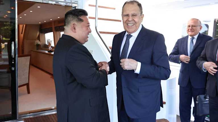 Pohjois-Korean johtaja Kim Jong Un ja Venäjän ulkoministeri Sergei Lavrov kättelevät.