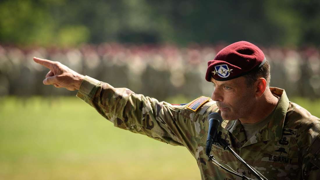 Generalleutnant Christopher Donahue spricht bei der Parade der 82. Luftlandedivision in Fort Liberty.