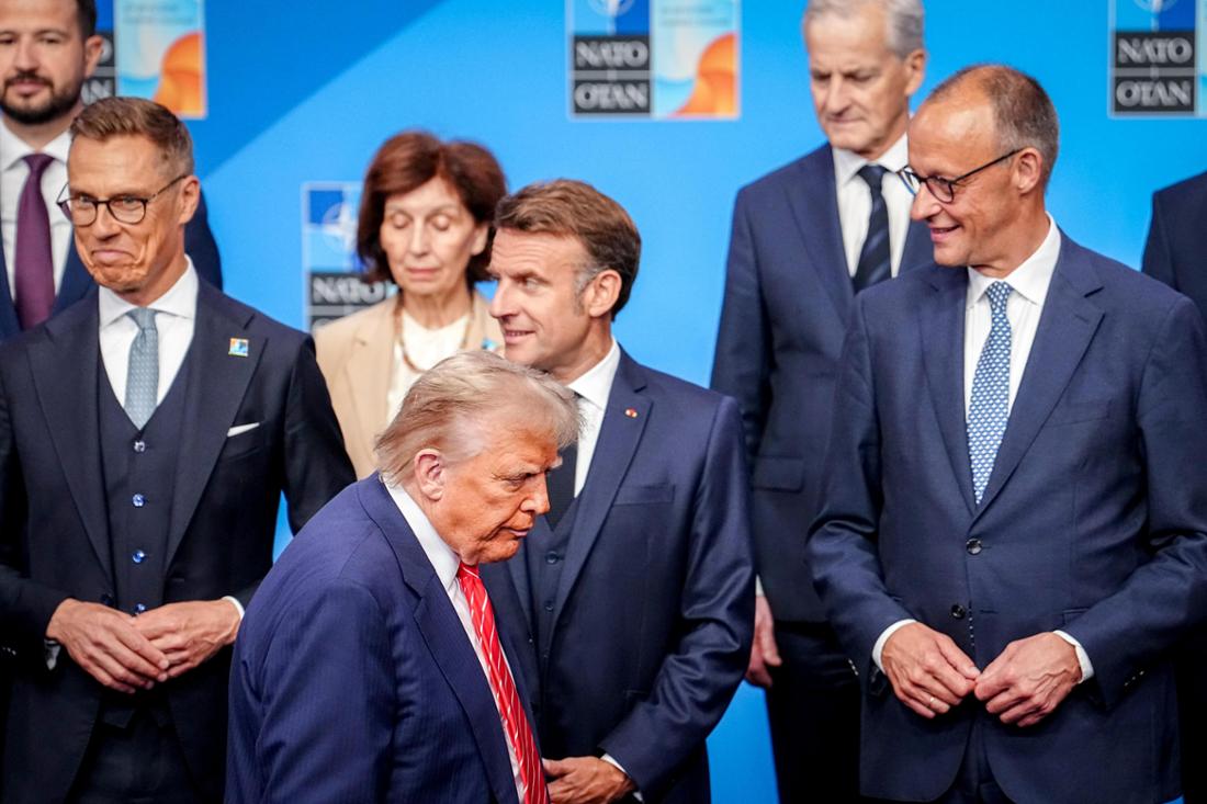 US-Präsident Donald Trump geht beim Familienfoto beim Nato-Gipfel an Alexander Stubb (l-r), Präsident von Finnland,, Frankreichs Präsident Emmanuel Macron und Bundeskanzler Friedrich Merz (CDU)