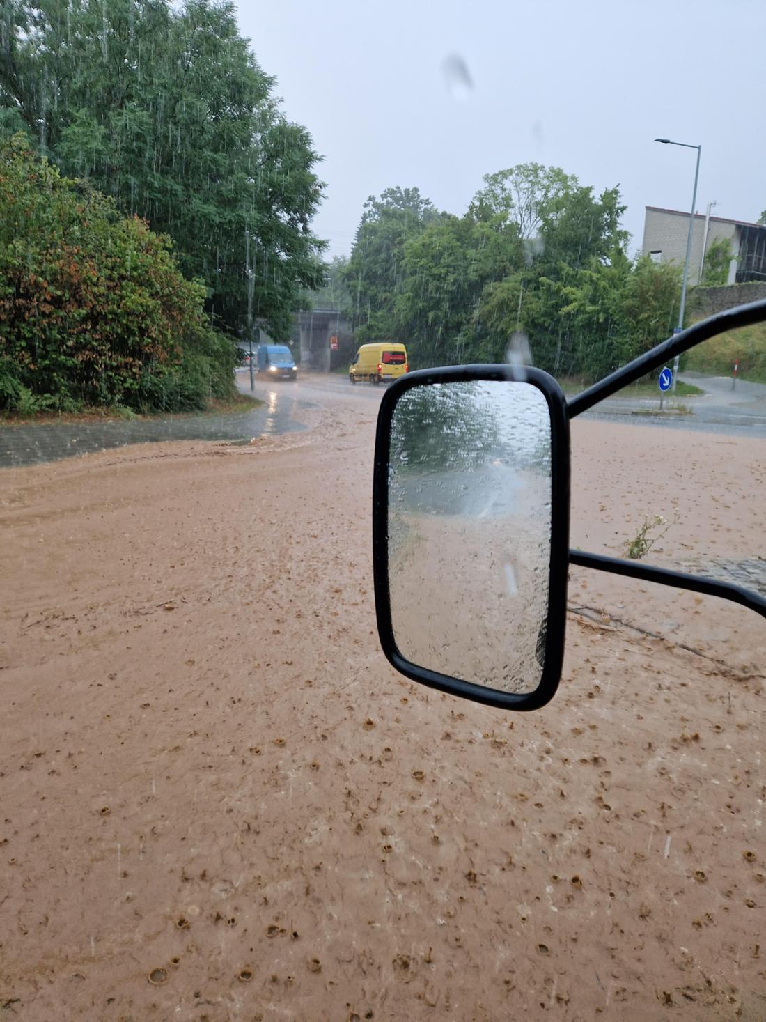 Durch den heftigen Starkregen wurden Straßen teilweise völlig unter Wasser gesetzt wie hier in Mittelfranken.