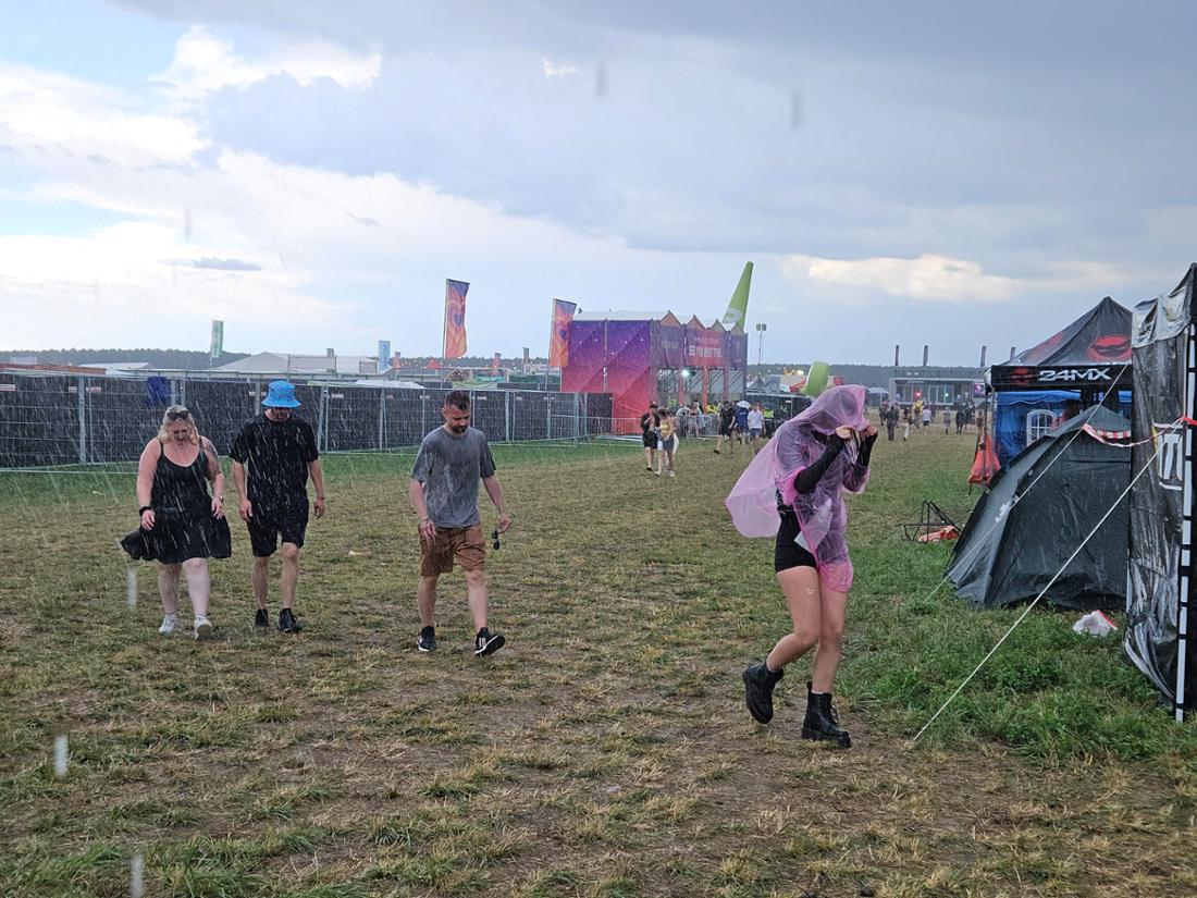 Schnelle Flucht vor dem Regen war auch für viele Besucher des Open-Beatz-Festivals angesagt.