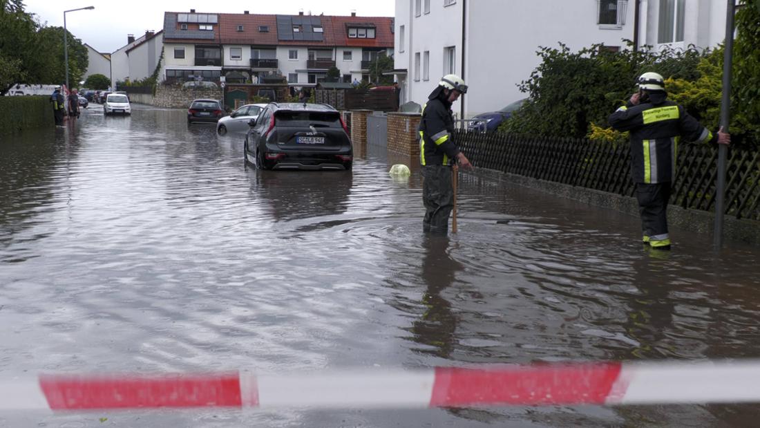  Schwere Gewitter und sintflutartige Regenmengen haben in Nürnberg den Stadtteil Kornburg unter Wasser gesetzt. Straßen waren bis zu 80 cm überflutet. 
