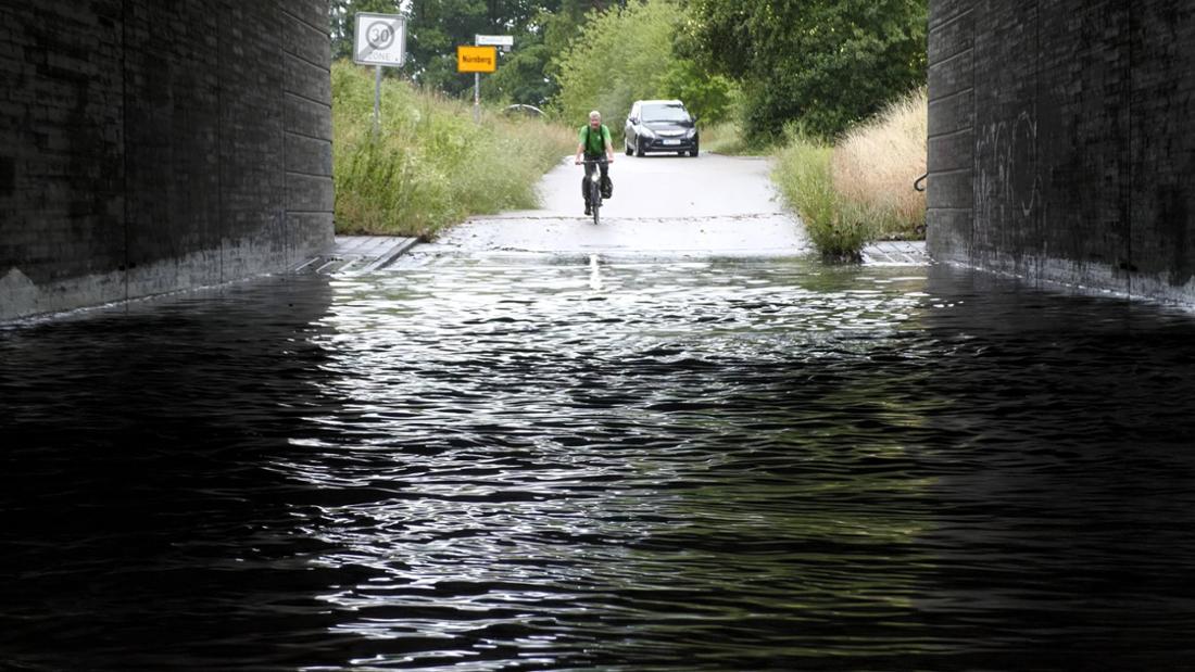 Da staunte der Radfahrer nicht schlecht, als er an eine überschwemmte Unterführung kam.