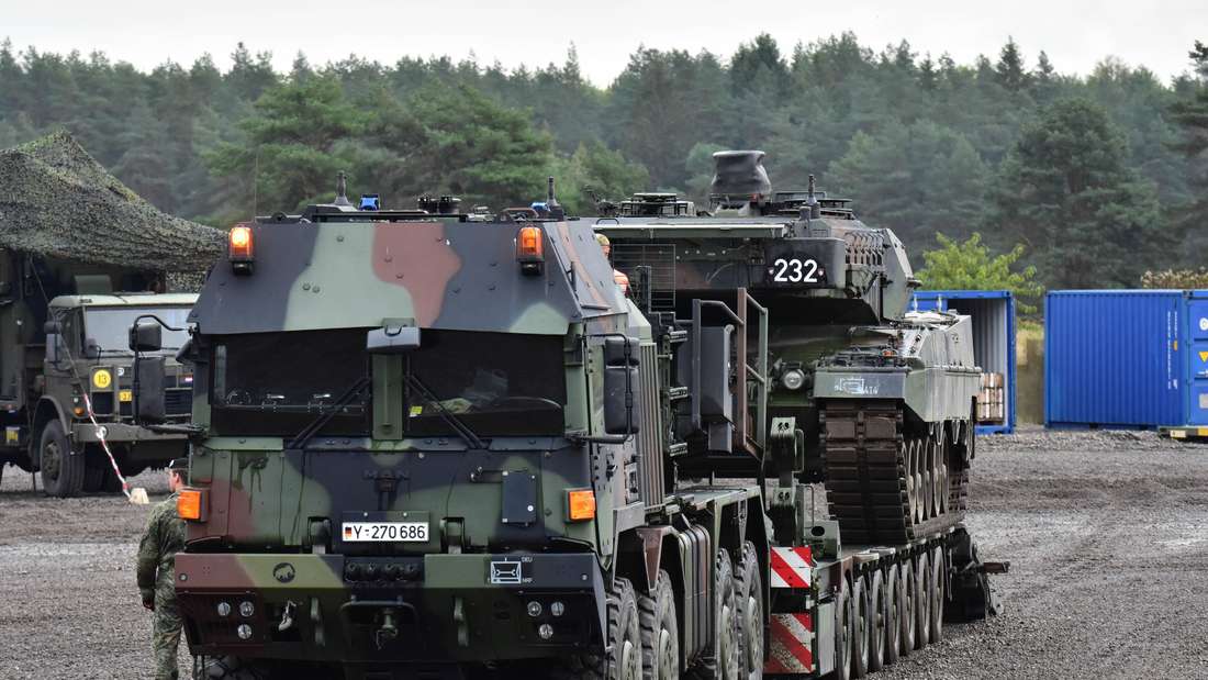 Ein Schwerlast-Transporter „Mammut“ der Bundeswehr hat einen Leopard-2-Panzer auf dem Auflieger stehen.