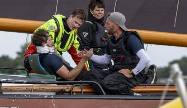 Twee schippers en zeker zes bemanningsleden gewond na botsing tussen skûtsjes op de Snitser Mar