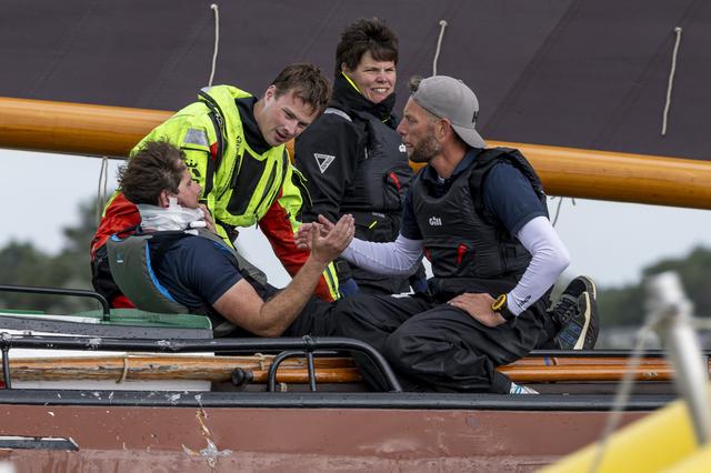 Twee schippers en zeker zes bemanningsleden gewond na botsing tussen skûtsjes op de Snitser Mar