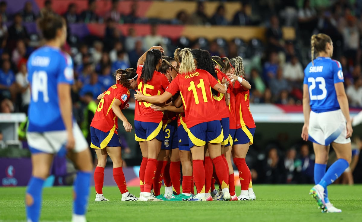 Las jugadoras de la selección española celebran el segundo gol ante Italia.