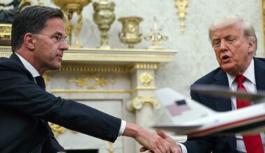 Mark Rutte, à gauche, Donald Trump, à droite, à la Maison Blanche, le 14 juillet 2025