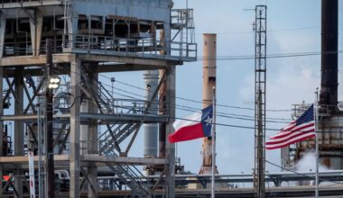 US Gulf refiners seek MidEast, S.American oil to offset Venezuela, Mexico losses