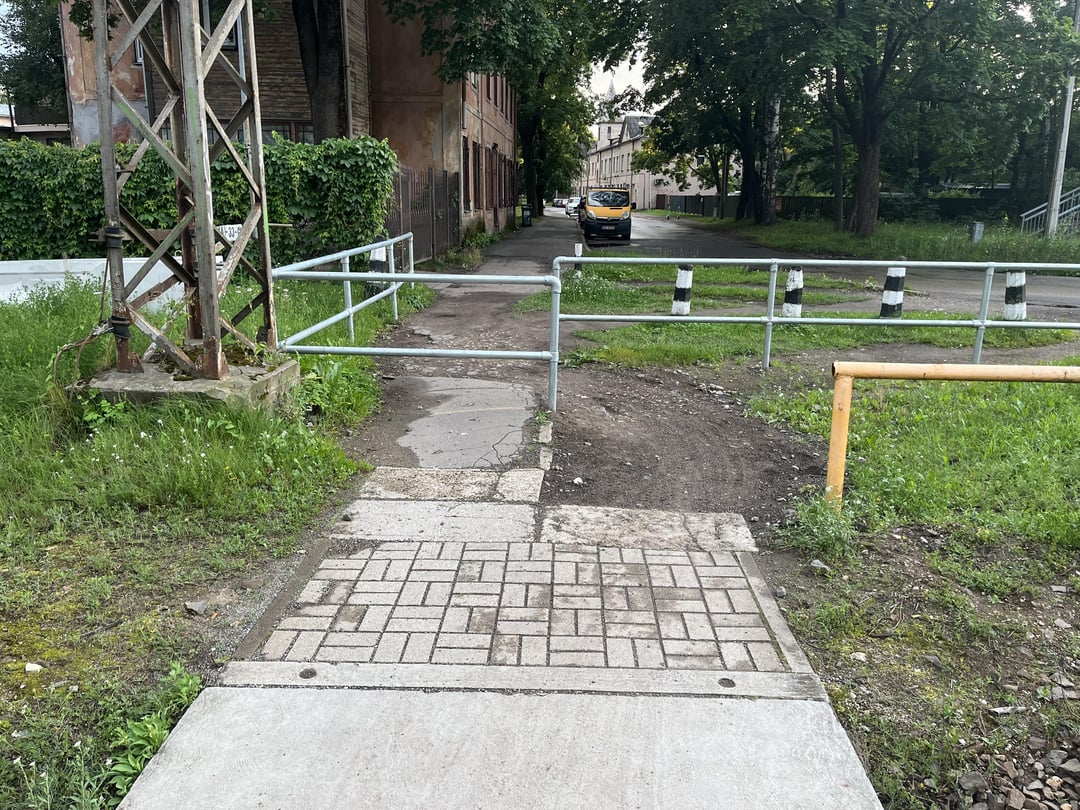 Gājēju pāreja pār vilciena sliedēm
