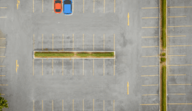 Zašto kada je parking večinom poluprazan ili prazan, ljudi uporno parkiraj pored drugoga auta umjesto da odaberu jedno od 20+ praznih mjesta?