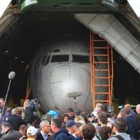 Im Innenraum der Transportmaschine Antonow Typ AN 124 ist der Rumpf der ehemaligen Lufthansa-Maschine „Landshut“ zu sehen. 