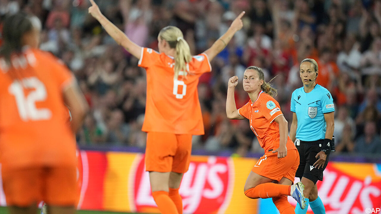 LIVESTREAM - Nederlandse hoop groeit weer helemaal: Oranje klimt op voorsprong na knullige Franse owngoal