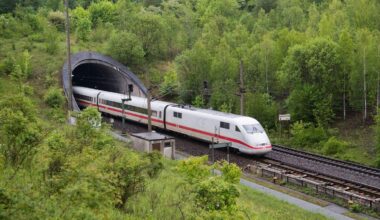 Ohne Licht, ohne Klimaanlage: 400 ICE-Reisende harrten stundenlang in Tunnel bei Wien aus