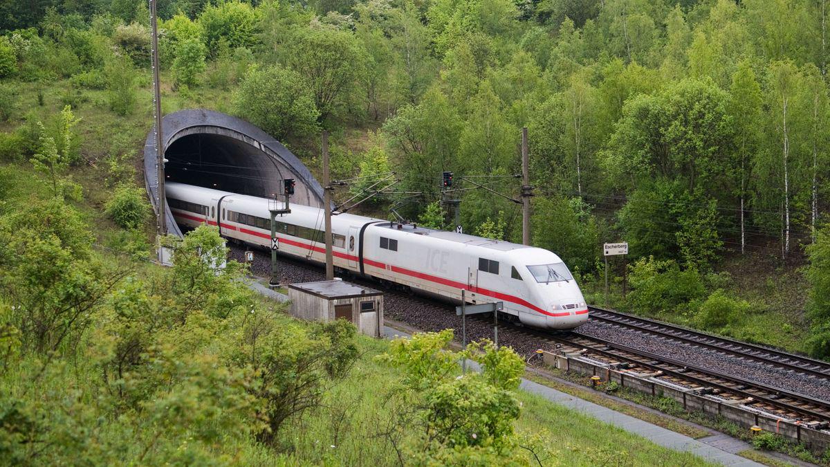 Ohne Licht, ohne Klimaanlage: 400 ICE-Reisende harrten stundenlang in Tunnel bei Wien aus