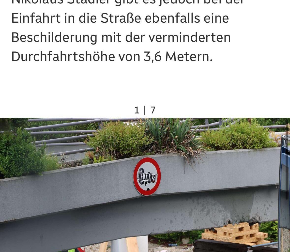Über der Höhenbeschränkung der eingestürzten Brücke in Linz klebte ein Fußball-Sticker