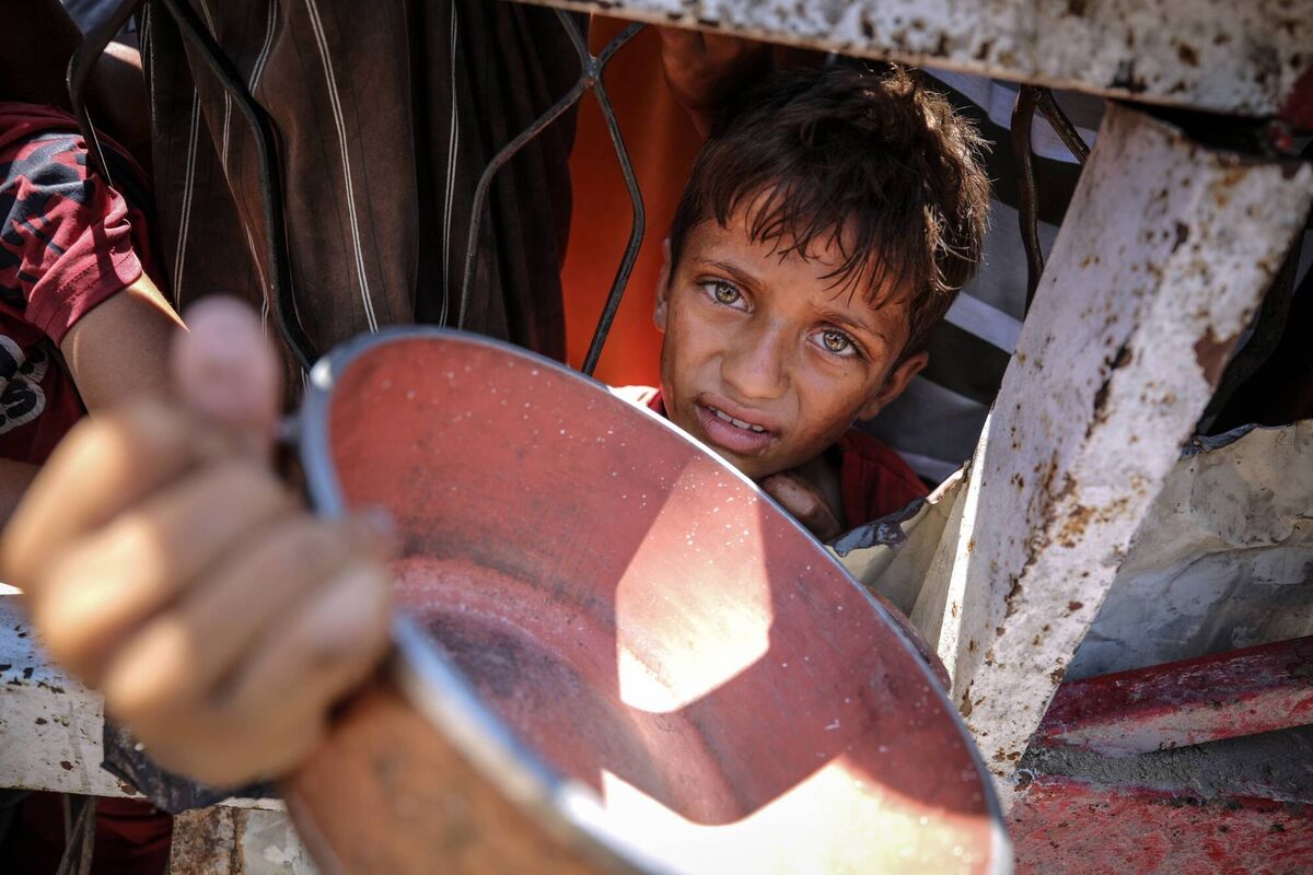 A charity organization distributed food to Palestinians facing severe difficulties accessing basic necessities due to Israel's ongoing blockade and military operations in the Gaza Strip on Thursday. Photo: Ali Jadallah/Anadolu via Getty Images