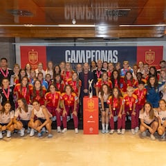 La Rojita celebra su histórico título con Louzán: “Nos estamos acostumbrando...”