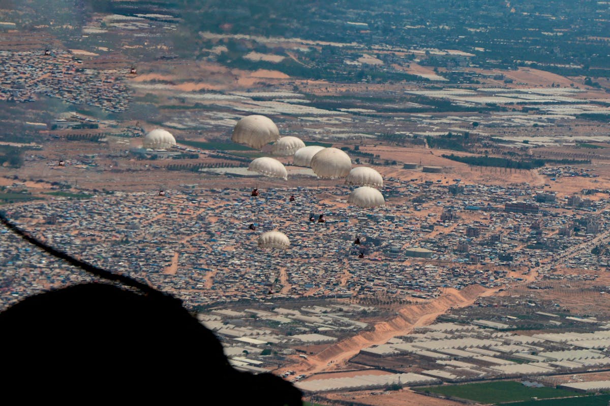 Acheminement d'aide humanitaire par largage aérien depuis un avion militaire au-dessus du sud de Gaza, le 25 juin 2024 (photo d'illustration).