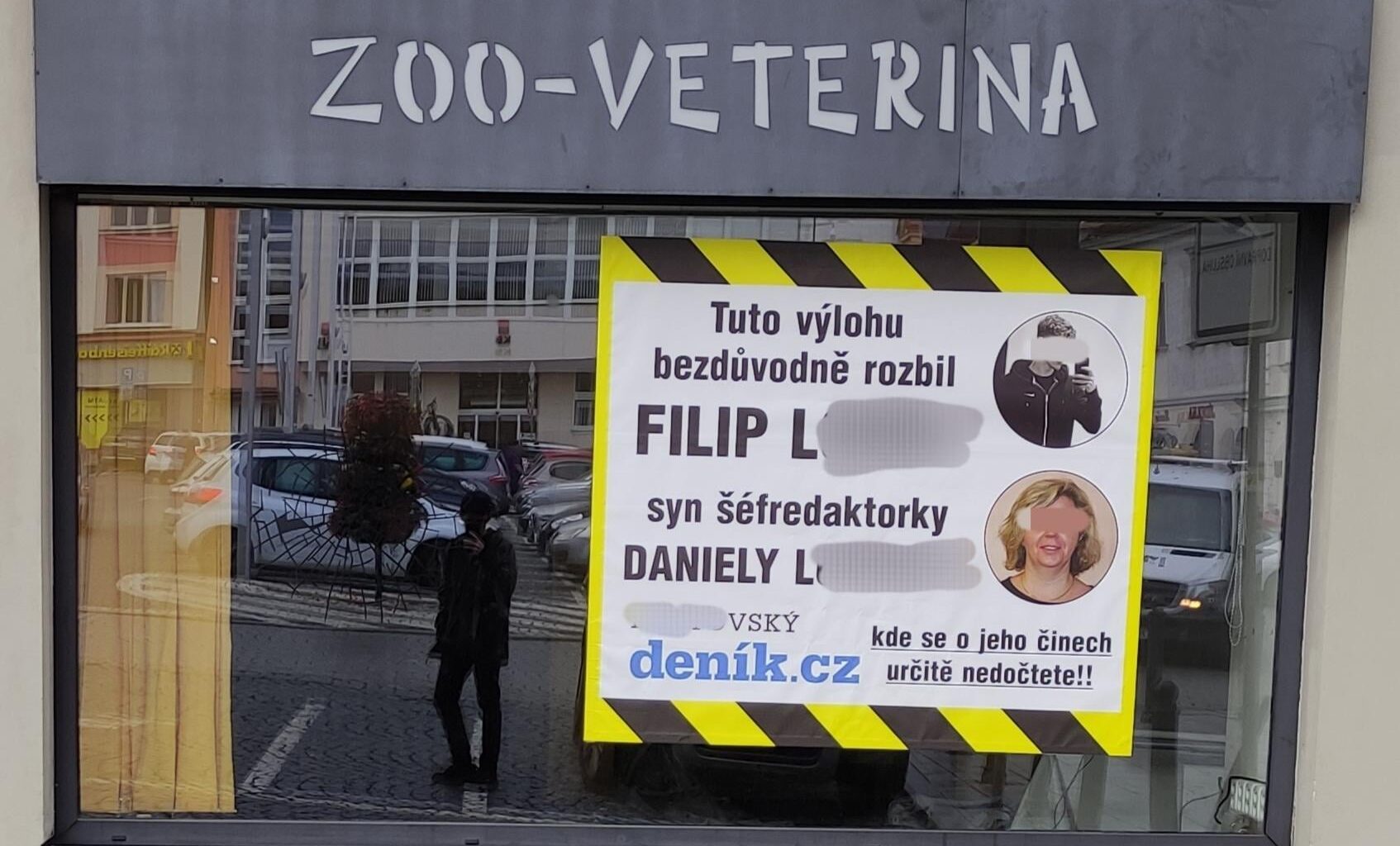 Majitel poškozené výlohy zveřejnil tvář a jméno viníka.