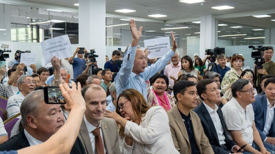 A public discussion on the necessity of building a nuclear power plant before the referendum. Photo by Almas Kaisar. Used with permission.