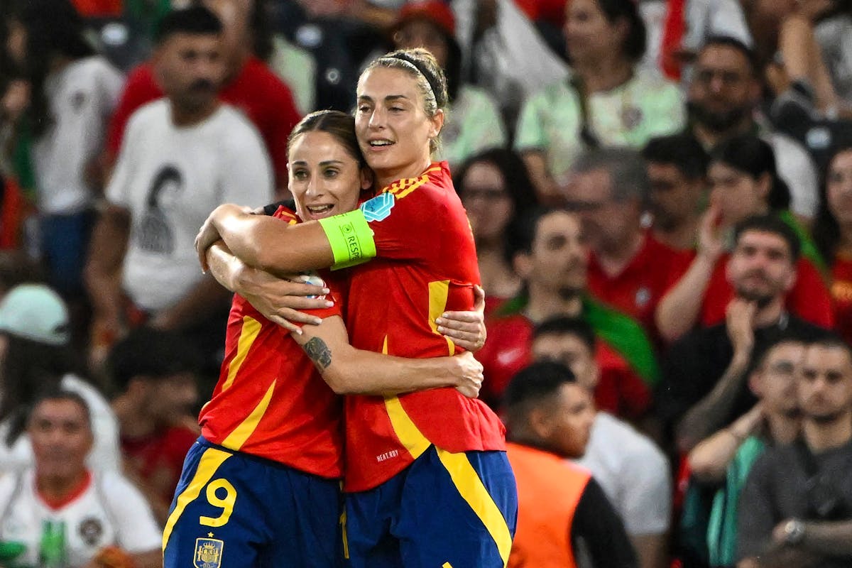 Alexia Putellas (à dr.) est félicitée par Esther Gonzalez après avoir marqué le 3e but espagnol. Alexia Putellas (à dr.) est félicitée par Esther Gonzalez après avoir marqué le 3e but espagnol.