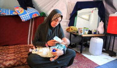 Guerre à Gaza : alors que des bébés meurent de faim dans l’enclave côtière, Israël continue de restreindre l’entrée du lait infantile