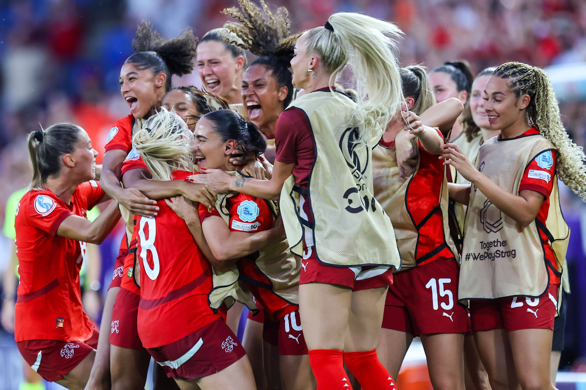 Nadine Riesen feiert das Eröffnungstor mit den Schweizer Teamkolleginnen gegen Norwegen bei der UEFA Europameisterschaft der Frauen im St. Jakob-Park, Basel, am 2. Juli 2025. Nadine Riesen feiert das Eröffnungstor mit den Schweizer Teamkolleginnen gegen Norwegen bei der UEFA Europameisterschaft der Frauen im St. Jakob-Park, Basel, am 2. Juli 2025.
