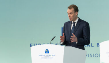Frank Elderson speaking at a conference podium