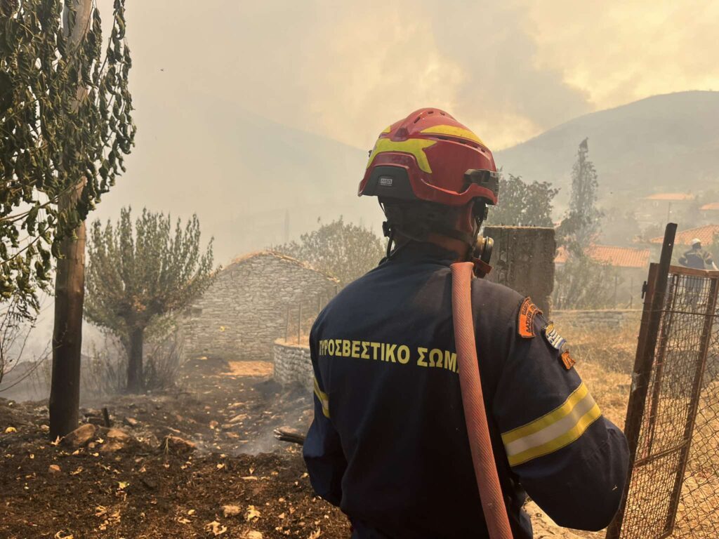 Μεσσηνία: Νέα αναζωπύρωση στην Πολυθέα Τριφυλίας  – Μαίνεται η φωτιά (βίντεο)