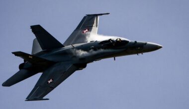Paris: un F/A-18 suisse survole les Champs-Élysées pour le 14 Juillet