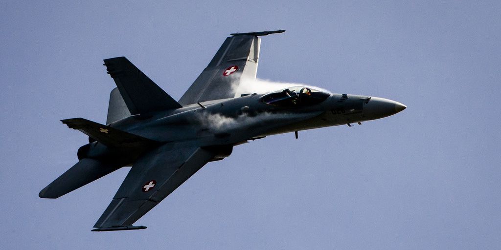 Paris: un F/A-18 suisse survole les Champs-Élysées pour le 14 Juillet