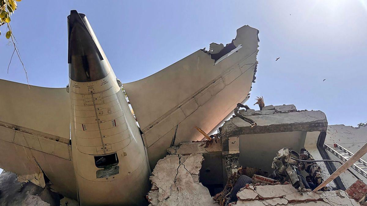 Air-India-Absturz: »Alles deutet darauf hin, dass es Suizid war« - Das Abschalten der Triebwerke führte laut dem vorläufigen Untersuchungsbericht zum Absturz der Air-India-Maschine. Luftfahrtexperte Heinrich Großbongardt ist überzeugt: Einer der beiden Piloten hat vorsätzlich gehandelt.