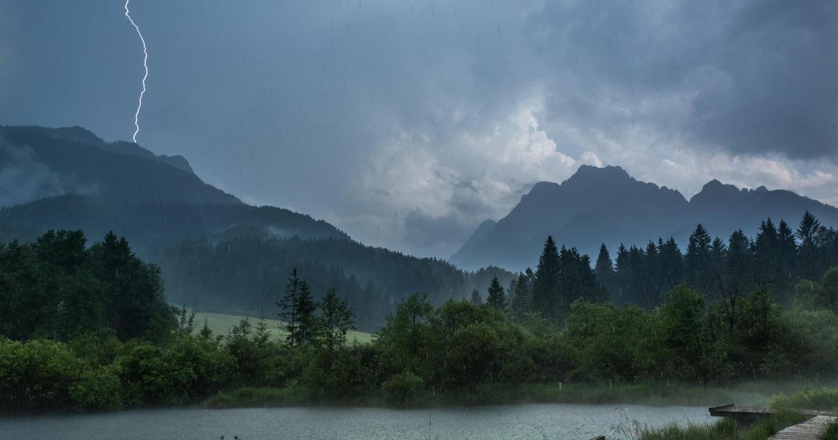 Pripravite se: Nevihtna fronta je že zajela del Slovenije