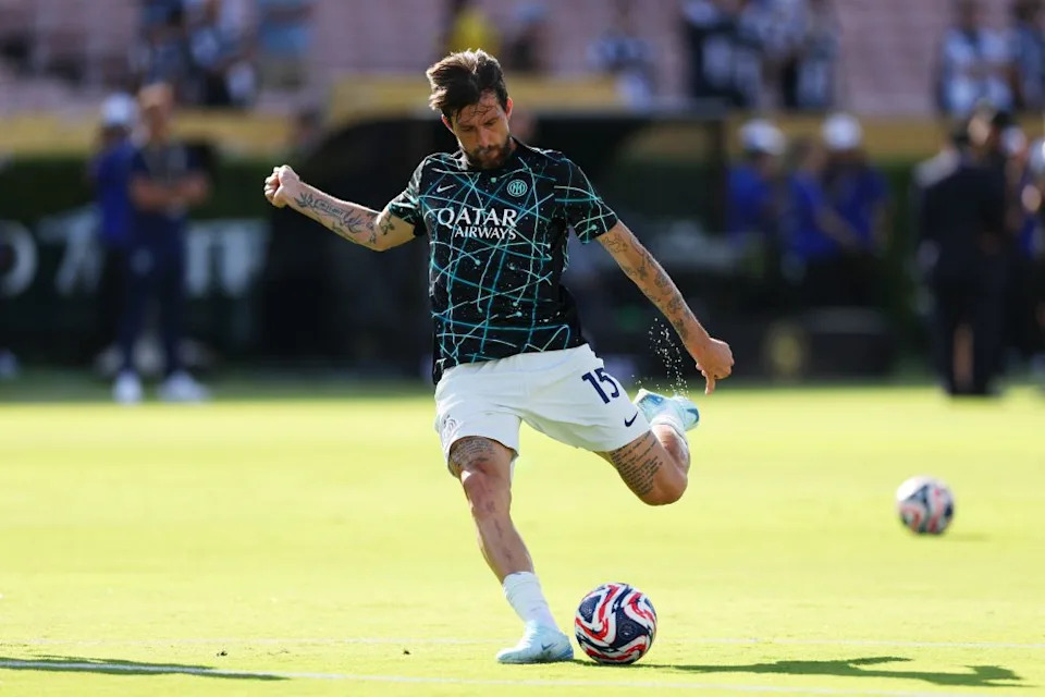 PASADENA, CALIFORNIA – JUNE 17: Francesco Acerbi #15 of FC Internazionale Milano warms up prior to the FIFA Club World Cup 2025 group E match between CF Monterrey and FC Internazionale Milano at Rose Bowl Stadium on June 17, 2025 in Pasadena, California. (Photo by Stu Forster/Getty Images)