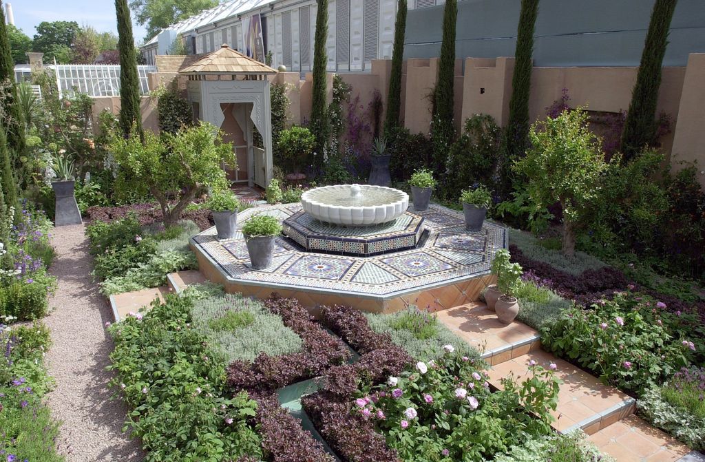 he Carpet Garden At The Chelsea Flower Show In London Won A Silver Medal.  The Original Design Was Initiated By Prince Charles Who Wanted A Garden To Be Created Using The Colours And Patterns From A Turkish Carpet In His Room At Highgrove.  Prince Charles Was Interested To See If The Geometric Principles Of Islamic Art And Architecture Could Be Reproduced By Planting In A Garden.  Doctor Khaled Assam, Visual Islamic And Traditional Arts Programme, Prince Of Wales Foundation, And Mike Miller Of Clifton Nurseries Designed The Garden.  After The Show The Garden Will Be Moved To Highgrove.