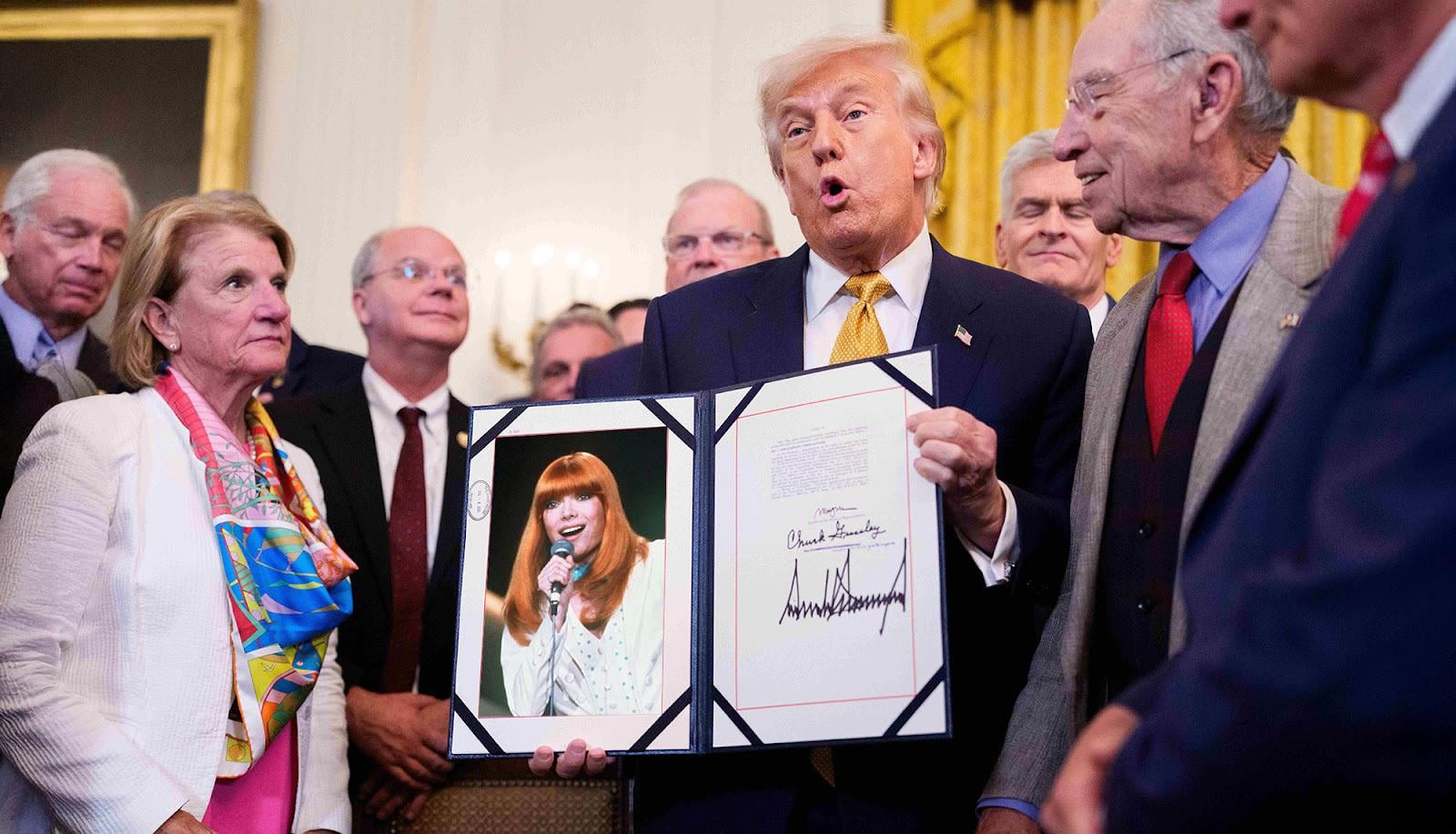 Jetzt also doch! Trump gibt alle Akten zu Katja Ebstein frei