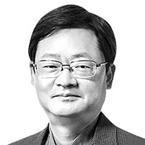 Korea’s semiconductor supremacy at risk amid severe talent shortage