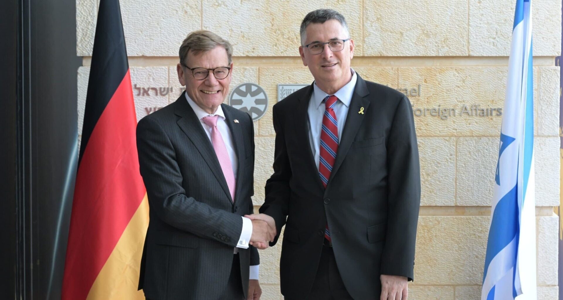 En route to Israel, German FM urges 2-state process, says too soon to recognize Palestine
