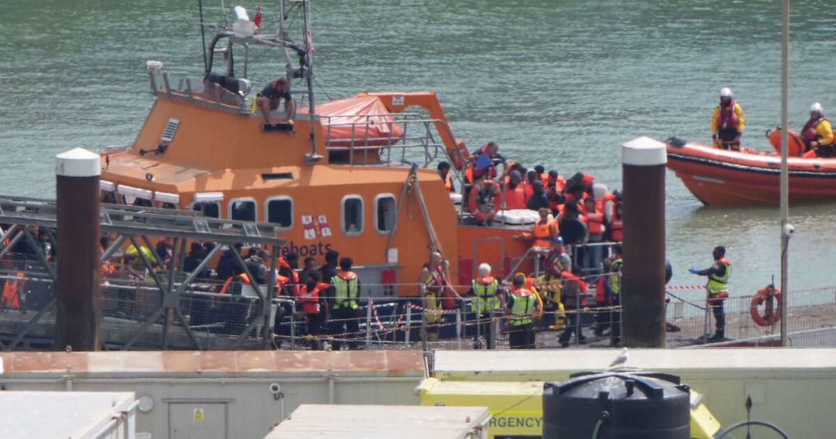 English Channel chaos as 600 small boat migrants attempt crossing | Politics | News
