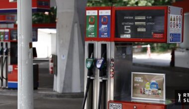 Neuradno naj bi bilo 36 Petrolovih črpalk nedobičkonosnih. Golob družbi očita izsiljevanje.
