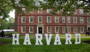 Le gouvernement Trump accuse Harvard d’antisémitisme et menace de couper ses subventions