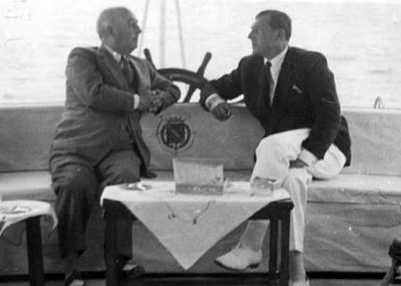 Francisco Franco y Juan de Borbón, en la cubierta del yate 'Azor' el 25 de Agosto de 1948